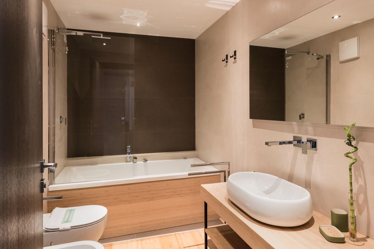 Zimmer mit Queensize-Bett und Whirlpool-Badewanne